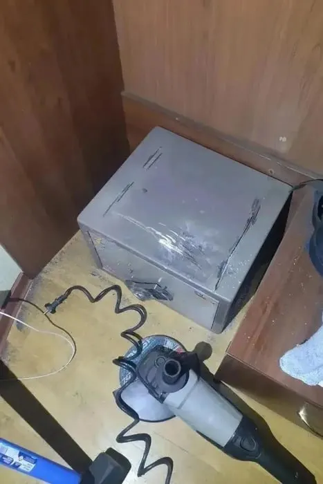 Шум от болгарки и кувалды насторожил консьержа — приехавший наряд задержал 22-летнего подозреваемого. По версии правоохранителей, ключи ему оставила дочь владельцев, действовавшая по указанию мошенников.