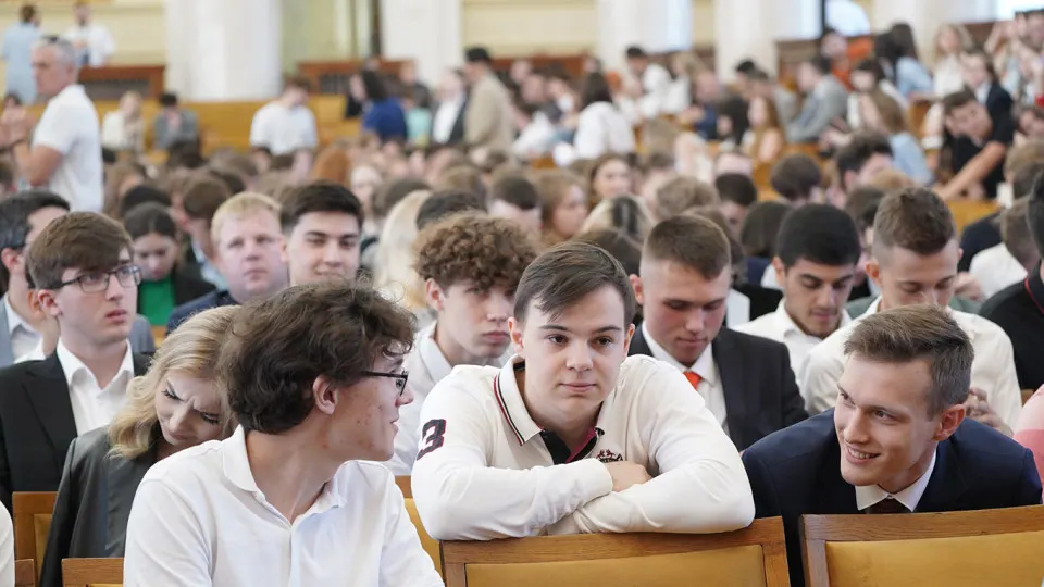 Студентов первого курса обяжут установить госмессенджер Мах для получения расписания, учебной информации и доступа к образовательным чатам — приглашения планируют рассылать через «Госуслуги». Эксперты предупреждают о рисках конфиденциальности.