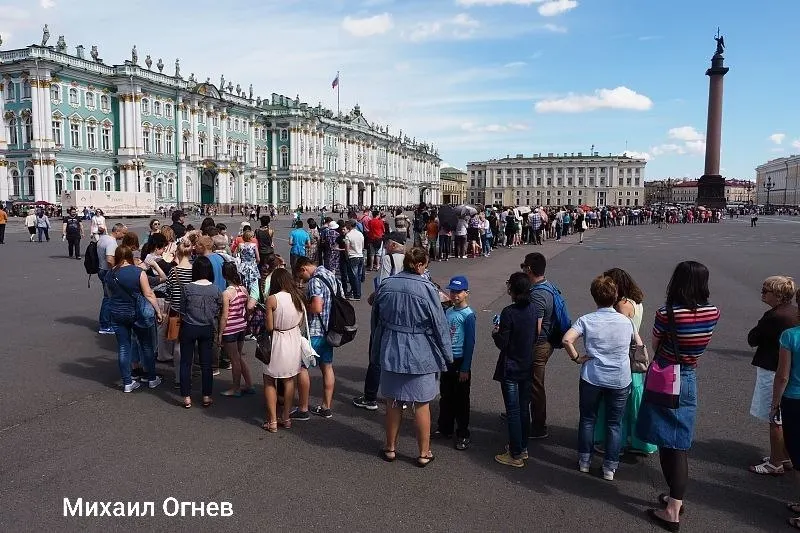 С 14 июля в Эрмитаже начнёт действовать новая система цен в «длинные» дни: посещение в часы пик станет дороже, остальные тарифы сохранятся, льготные билеты не затронуты, а время прохода по билету расширено.