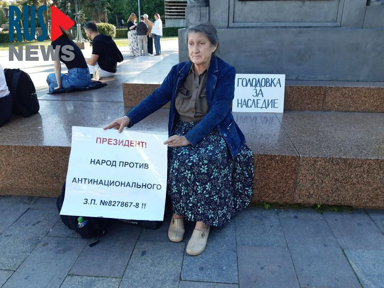 Председатель новосибирского отделения ВООПИК Наталья Шамина объявила голодовку у памятника Кириллу и Мефодию в Москве в знак протеста против законопроекта о передаче регионов полномочий по исключению объектов наследия; через час её задержала полиция.