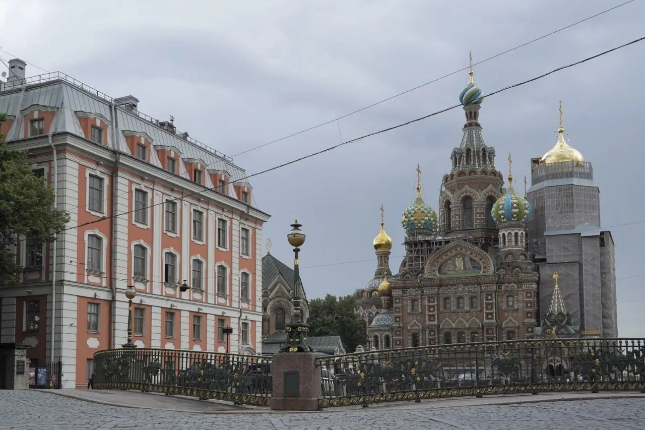 Колокольня Спаса на Крови в Санкт-Петербурге снова видна: строительные леса сняты после нескольких лет ограждения. Реставрацию планируют завершить в 2026 году, полностью убрать леса к 1 января 2027 года. Описывают и известную легенду, связанную с полным снятием лесов.