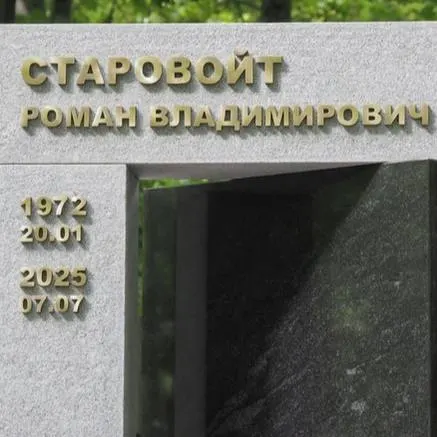 На Смоленском кладбище в Петербурге установили памятник на могиле Романа Старовойта с эпитафией «Для России ты сделал немало». Ранее против бывшего губернатора и других чиновников велось расследование о хищениях при строительстве оборонительных линий; после серии арестов он был уволен с поста главы Минтранса и вскоре покончил с собой. В марте 2026-го звучали обвинения о «откатах» на 100 млн рублей.