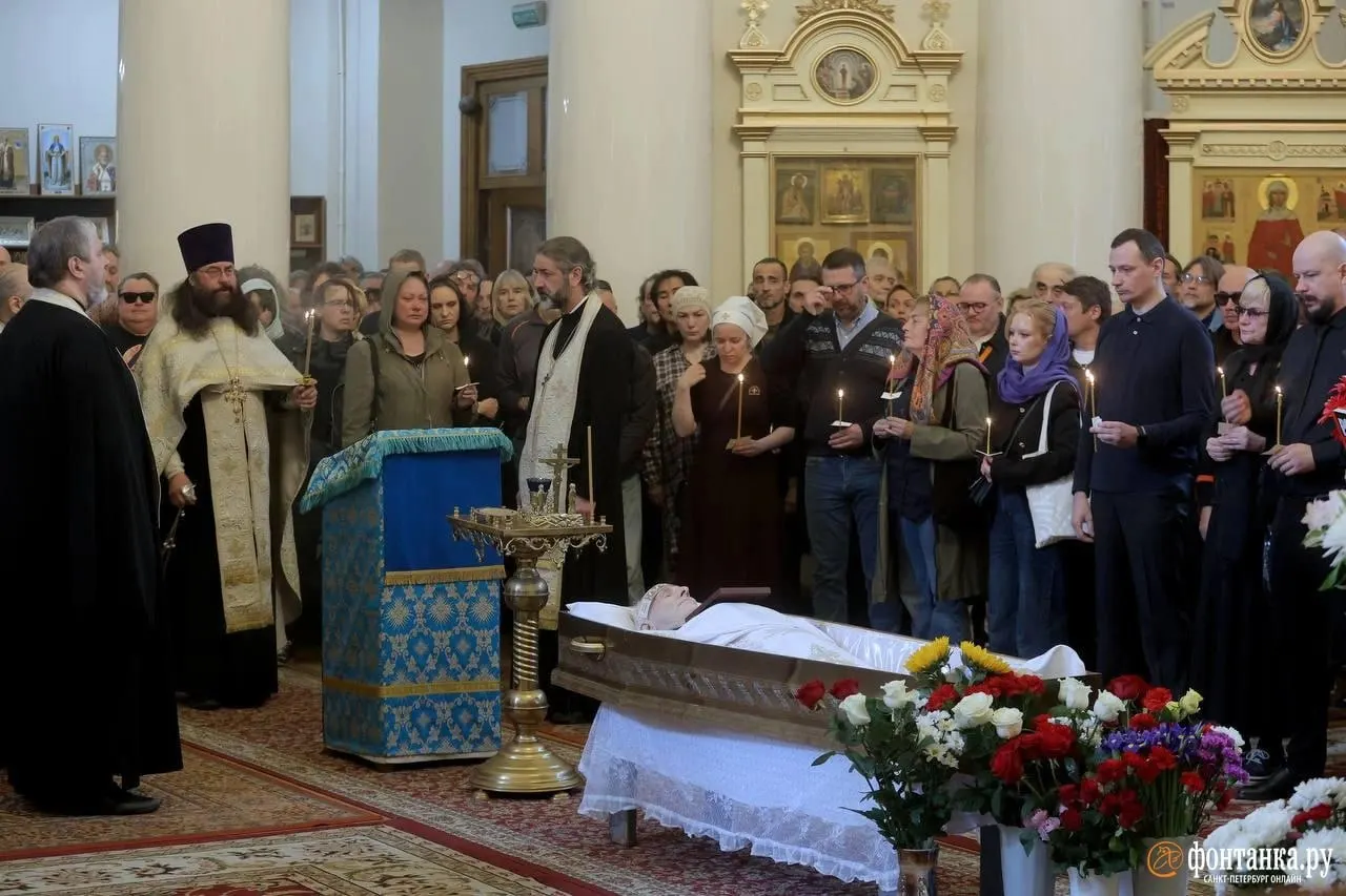 Сотни людей собрались у Скорбященской церкви, чтобы проститься с Андреем Бурлакой. Автор трёхтомника «Рок‑энциклопедия» будет похоронен на кладбище «Красная горка» возле посёлка Колтуши.