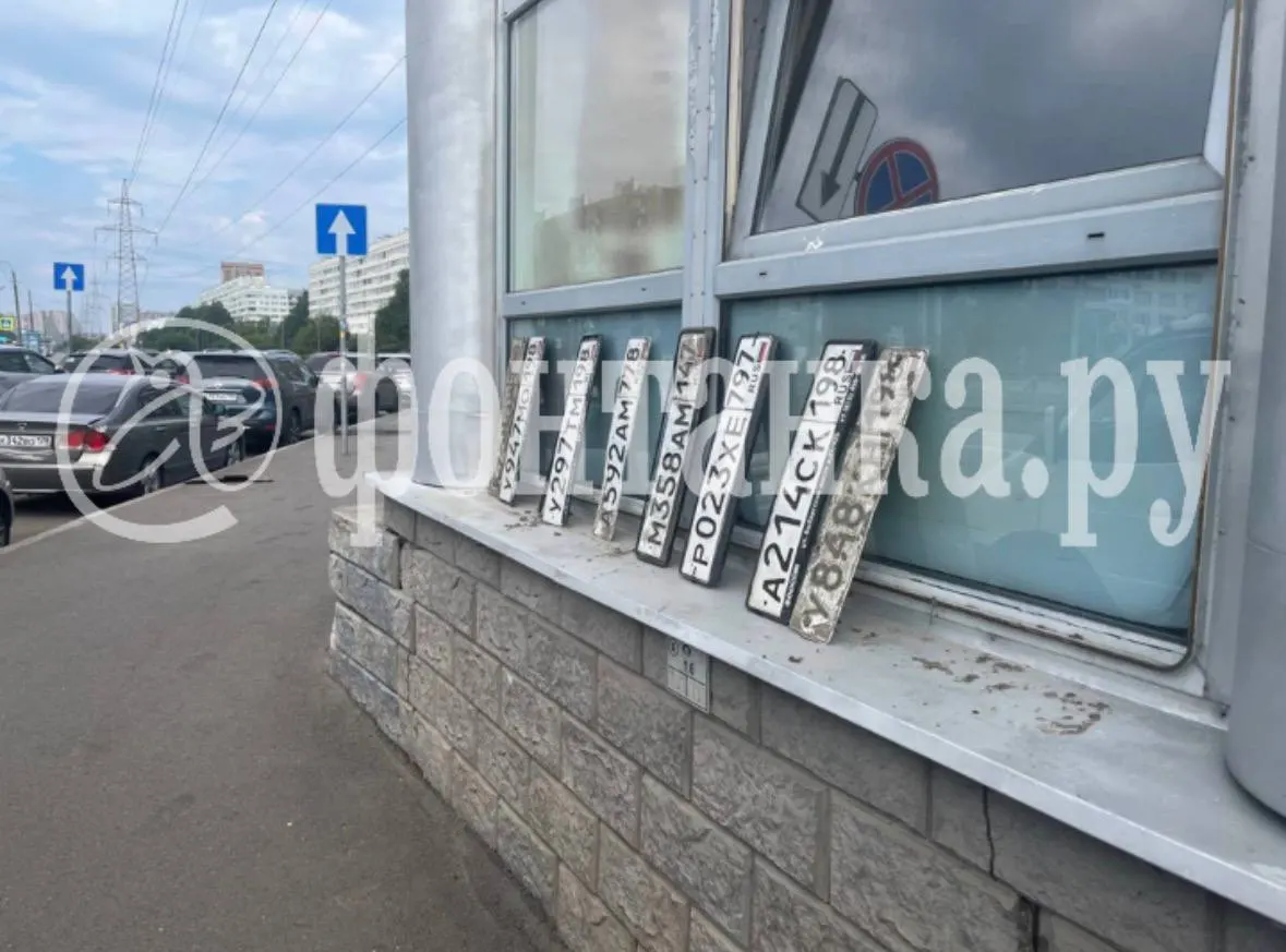 В результате субботнего подтопления на Пионерской, Королёва, Новикова и других улицах города были обнаружены и собраны многочисленные оторванные номерные знаки.