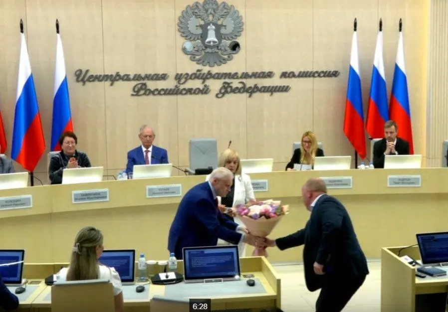 На заседании ЦИК единогласно подтвердили 260 кандидатов от «Справедливой России», вручили удостоверение Сергею Миронову, назначили члена комиссии с совещательным голосом от ЛДПР и утвердили 43 финансовых уполномоченных «Яблока» для работы в 42 регионах.