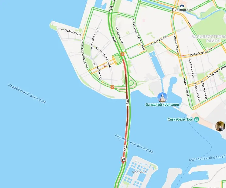 На Западном скоростном диаметре грузовик остановился во второй полосе справа из‑за поломки; позже в него врезался другой автомобиль. Перед местом ДТП скопилась очередь около двух километров. Сведения о пострадавших уточняются.