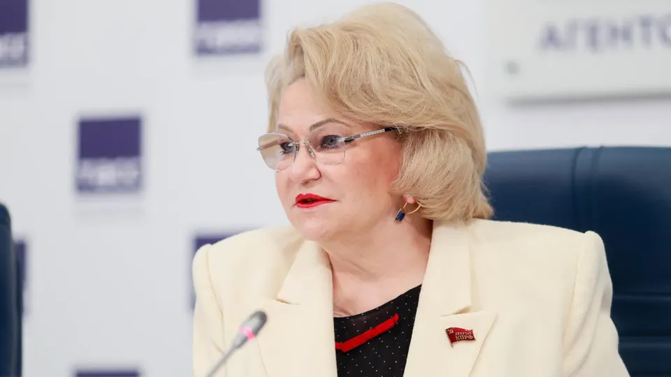 Глава думского комитета Нина Останина предупреждает о замалчивании последствий ударов по нефтеперерабатывающим заводам: по её оценке, значительная часть НПЗ выведена из строя, что уже провоцирует дефицит топлива, рост цен и риски для уборочной кампании и поставок продовольствия.