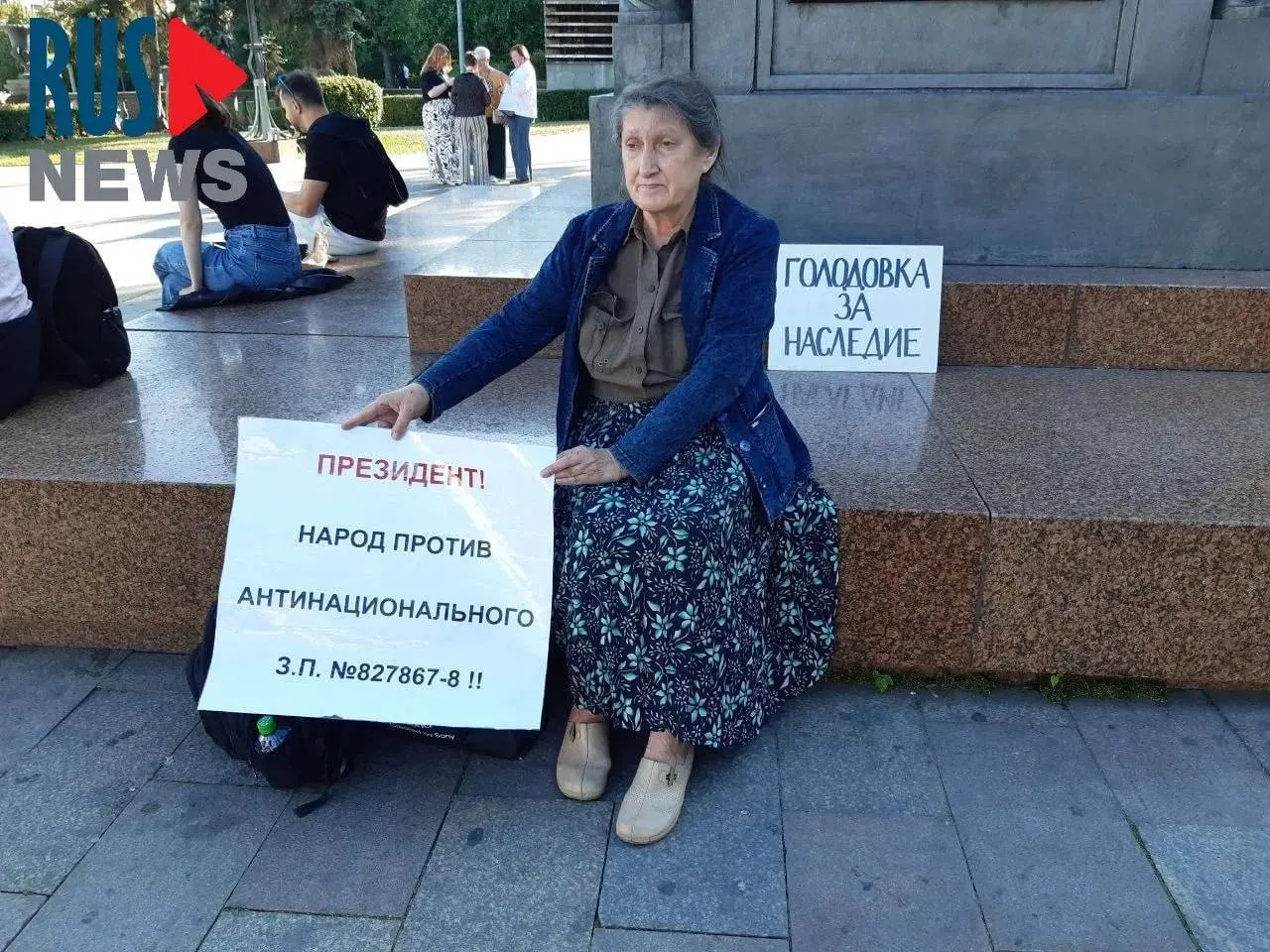 Глава новосибирского отделения ВООПИК объявила голодовку в Москве и была доставлена в полицию, затем в психбольницу. Протесты против поправок о лишении охранного статуса памятников продолжаются в разных регионах.