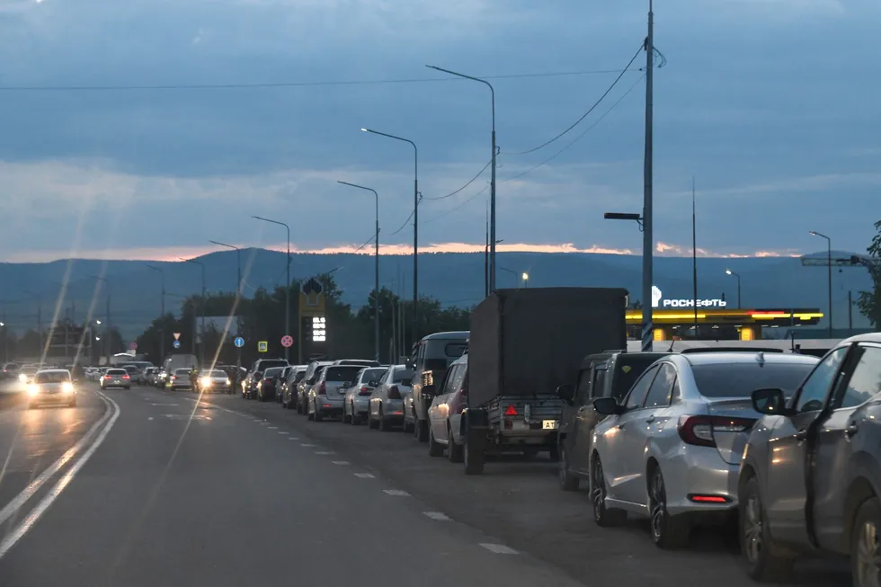 Автомобилист из Новосибирска, возвращавшийся с купленной во Владивостоке машиной в Санкт-Петербург, провёл почти двое суток в очереди на АЗС в Чите. Он рассказывает, как дефицит топлива меняет планы, чем помогают друг другу водители и как ориентироваться в ситуации по дороге.