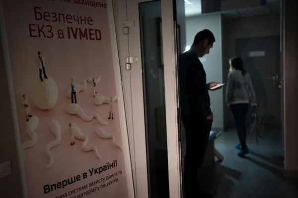 Депутаты приняли поправки, дающие вдовам участников боевых действий и женам инвалидов боевых действий право на бесплатное ЭКО. Суррогатное материнство и процедуры по забору и криоконсервации биоматериала остаются за плату.