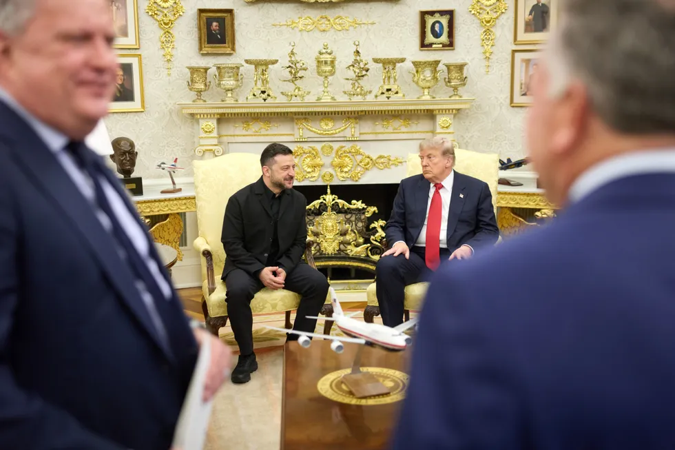Президент Украины встретился в Белом доме с Дональдом Трампом. Обсуждали поставки ракет для ПВО, санкции и дальнейшую помощь — а также приезд спецпосланников США в Киев. В материале — ключевые итоги и письма читателей о последствиях войн.