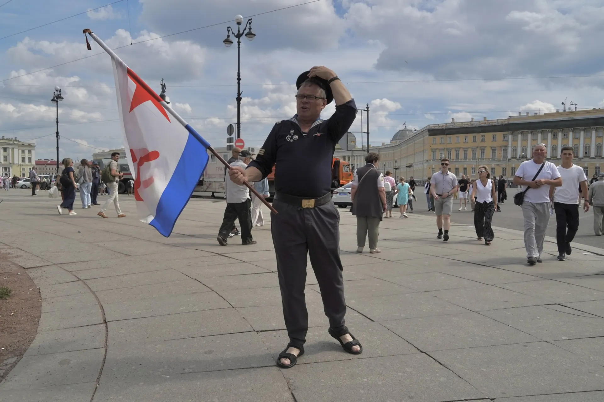 В центре Петербурга из‑за ограничений интернет работает по «белым спискам», атмосфера на улицах спокойная — без парада и салюта. Городские власти проводили церемонии у памятников; утром были временные перекрытия движения.