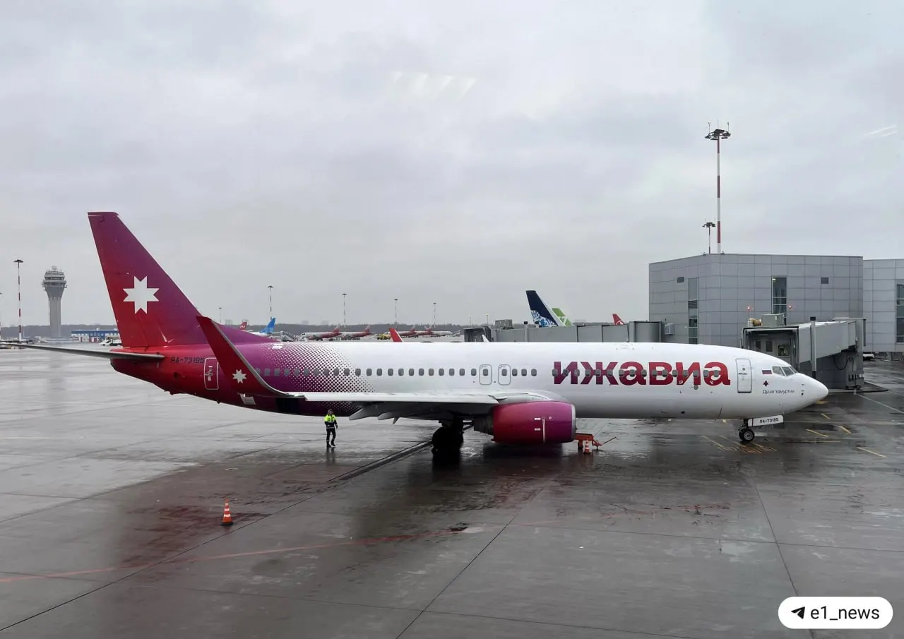 Росавиация аннулировала сертификат авиакомпании из‑за несвоевременного устранения критических недостатков в системе управления безопасностью полётов. Из Кольцово исчезнут пять рейсов — их распределят между другими перевозчиками.