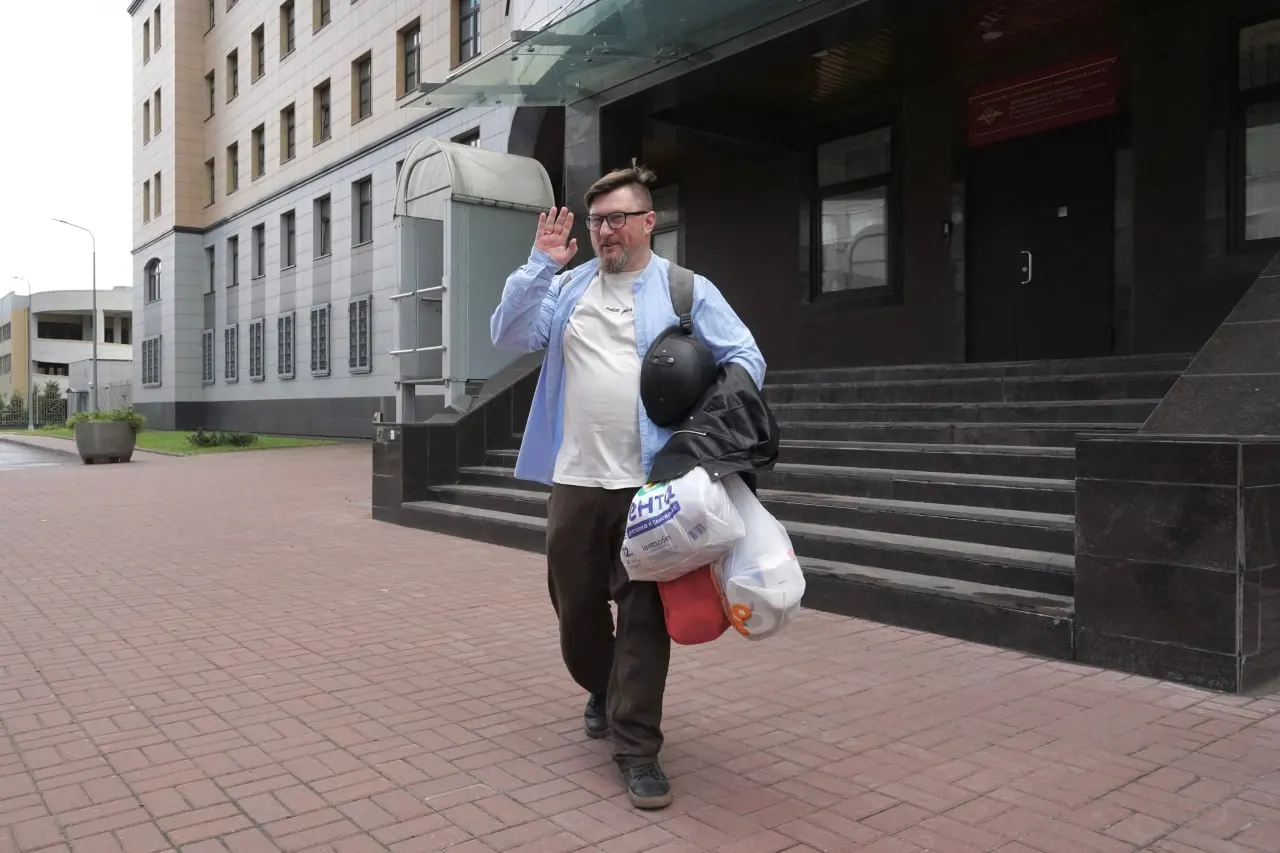 Олега Мухина задержали 9 июля в Петергофе после того, как он пришёл на встречу по приглашению регионального телеканала; позже суд арестовал его на 10 суток. Редакция, с которой он связывался, заявила, что не располагает сведениями о задержании.