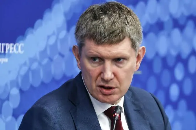 Минэкономразвития утвердило новые правила: с 1 сентября 2026 года гостиницы с более чем 50 номерами должны принимать постояльцев при подтверждении личности через государственный мессенджер. Помощь с подключением и обучением персонала окажет крупная технологическая компания.