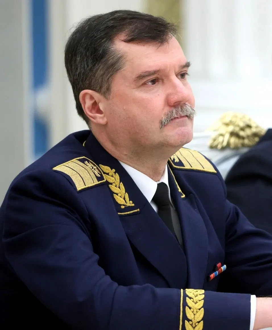 Бывшего руководителя Росавиации задержали по подозрению в особо крупном мошенничестве, совершённом организованной группой. Следствие считает, что действия обвиняемых нанесли значительный ущерб бюджету; ранее по делу уже проходил его бывший заместитель.