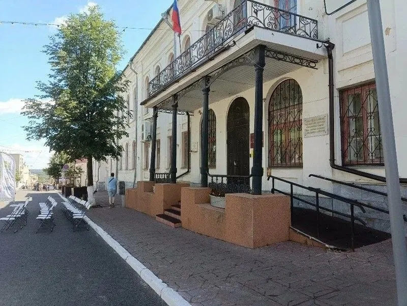 Ленинский районный суд Кирова оштрафовал эколога и кандидата от «Яблока» Владислава Архипова по статье о демонстрации экстремистской символики. Из‑за штрафа он может быть снят с выборов.