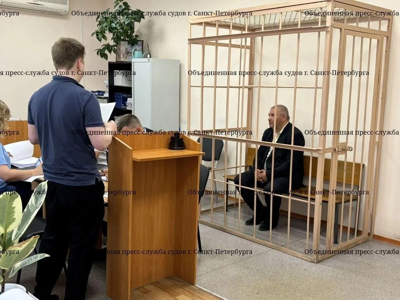 Он убеждал возлюбленную в военных заслугах и просил деньги на беспилотники; после получения 35 млн рублей задержан и обвинён в мошенничестве в особо крупном размере.