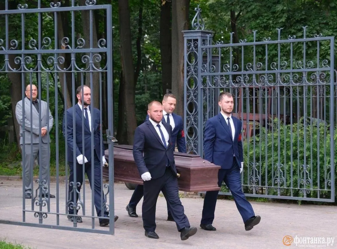 Церемония прощания прошла в Воскресенской церкви на Камской улице; похороны состоятся на Смоленском кладбище. Сергею Шолохову было 67 лет, он был известен как телеведущий и кинокритик.