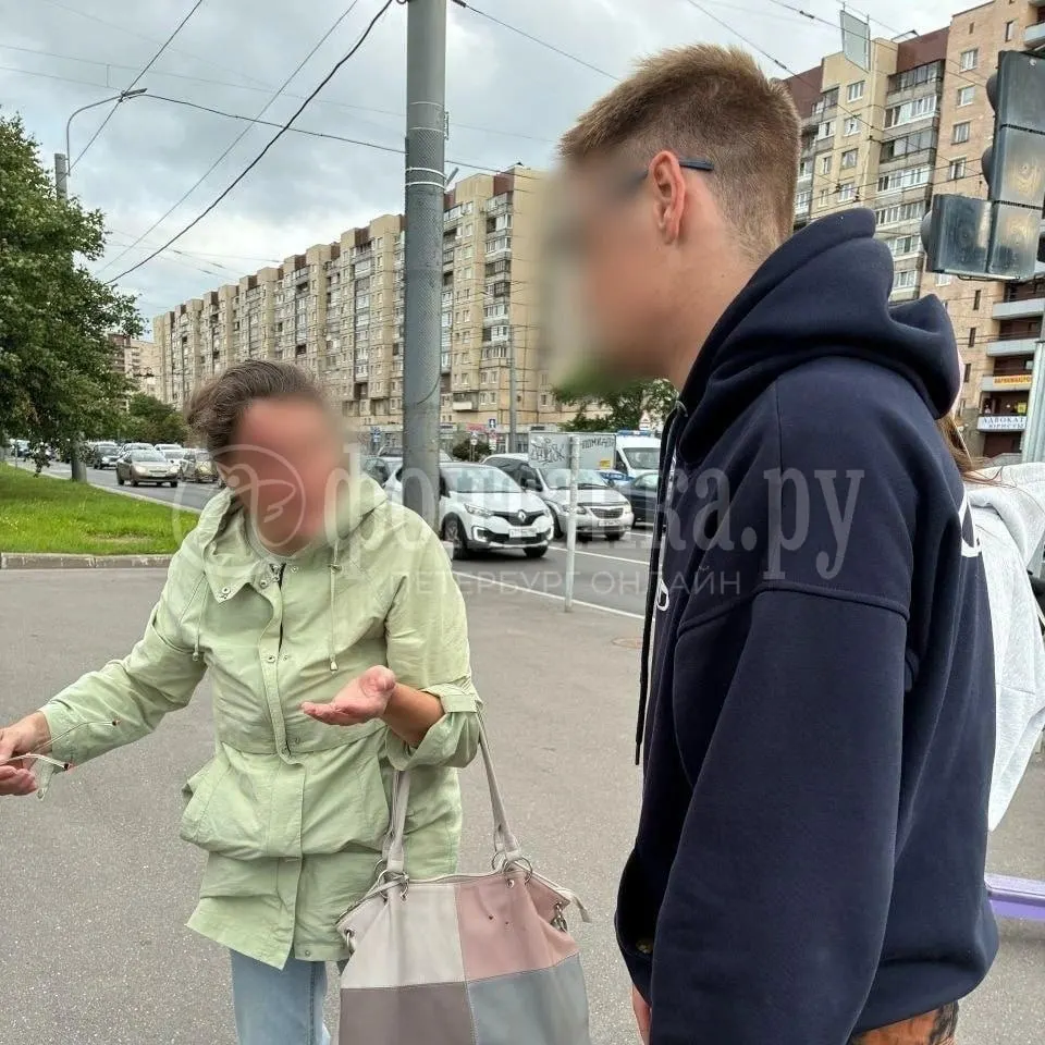 Двое на одном электросамокате въехали в женщину на переходе: пострадавшая упала и получила повреждения лица, очевидцы оказали помощь. Полиция и оператор сервиса проверяют обстоятельства.