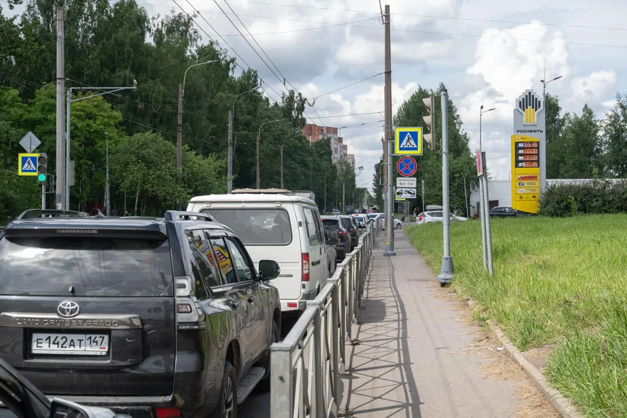 Проверка семи петербургских АЗС показала, что в городе по‑прежнему поставляют бензин стандарта Евро‑5, несмотря на временное разрешение в России использовать Евро‑3; сотрудники советуют самим сверять документы на бензовозах и отмечают наличие запасов.