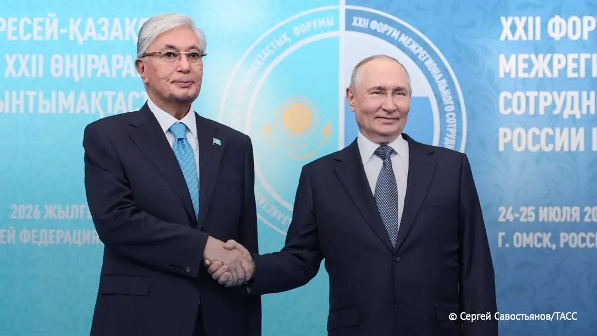 Президент отметил стратегический характер отношений с Казахстаном и предложил согласовать действия Москвы и Астаны в рамках ОДКБ и ЕАЭС для укрепления сотрудничества на международной арене.