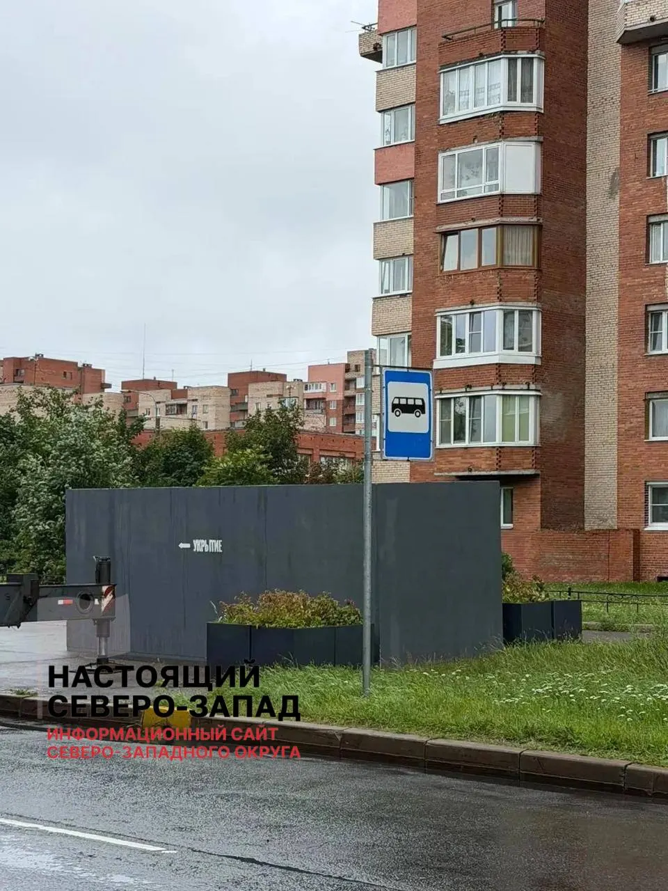 В Кронштадте монтируют специализированные бетонные укрытия у остановок, в парках и скверах для защиты людей от осколков при возможных атаках беспилотников; объекты будут под контролем системы «Безопасный город».