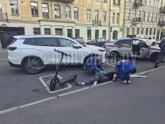 Вечером на Мытнинской улице самокатчик столкнулся с автомобилем; росгвардейцы оказали ему первую помощь и передали медикам.