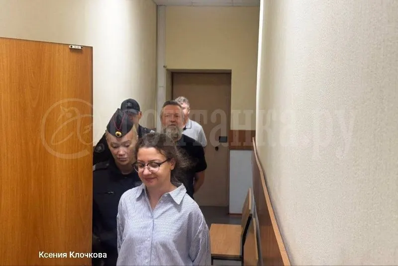 Петроградский районный суд приступил к рассмотрению дела об обвинениях в растрате в отношении спецпредставителя губернатора Елены Никитиной и блогера Николая Камнева.