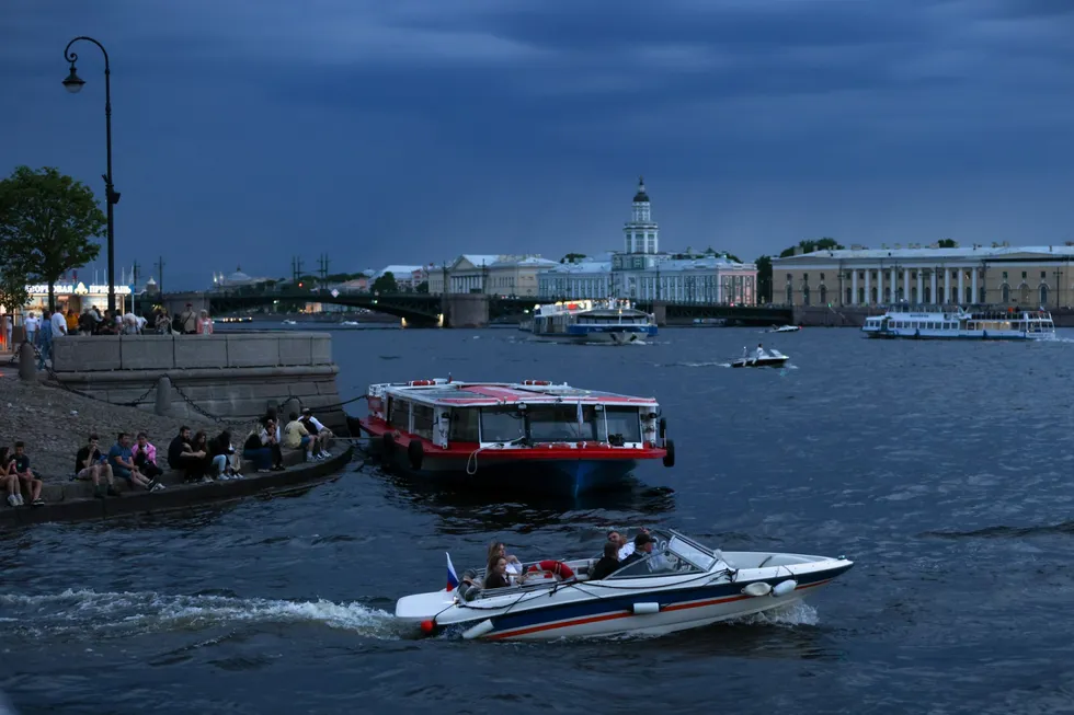 Организаторы водных прогулок в Санкт-Петербурге вынуждены заправляться из канистр, стоять в многокилометровых очередях или сокращать рейсы из‑за лимитов на бензин и роста цен на мобильную заправку.