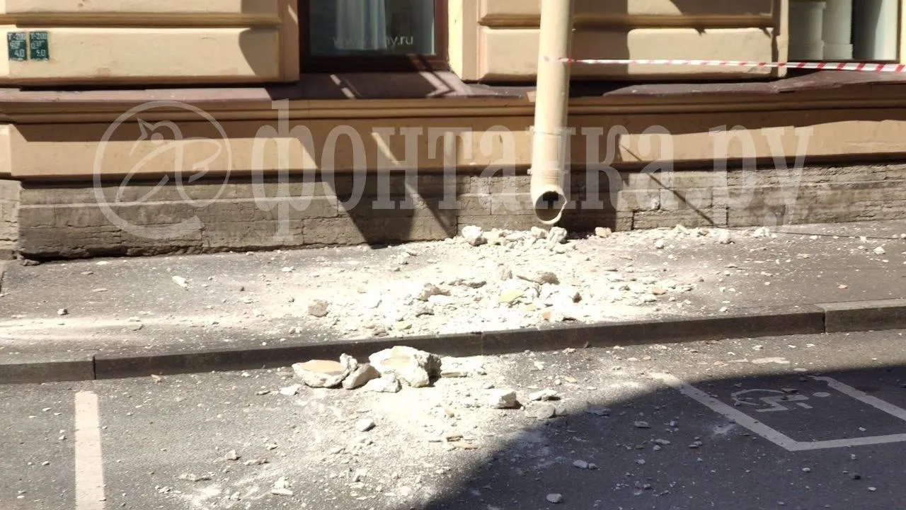 В&nbsp;Петербурге на&nbsp;Большой Зелениной, 13&nbsp;обрушился фрагмент фасада