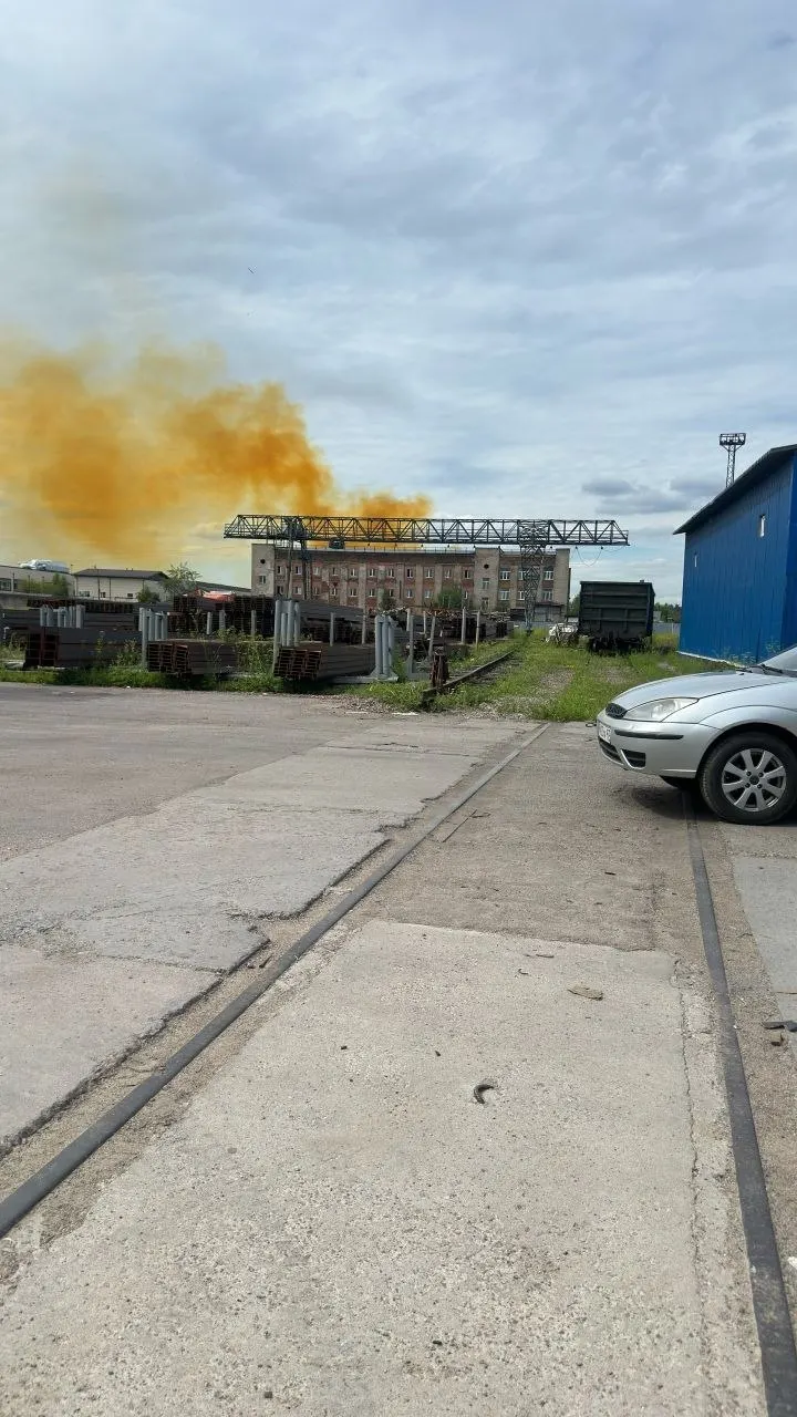 В ангаре в Металлострое вспыхнул крупный пожар. Его уже локализовали и ликвидируют по первому номеру. Желтый дым объясняют тлением химических веществ.