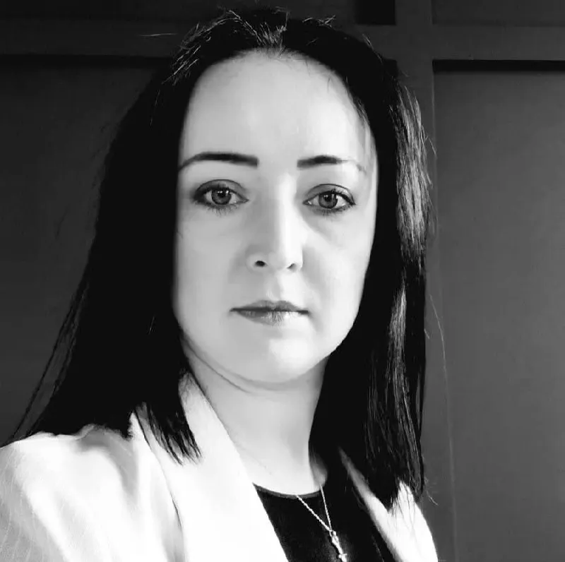 Конституционный суд признал, что совершеннолетние дети могут добиваться лишения родительских прав родителей, если те применяли к ним насилие в детстве. Решение учитывает не только имущественные последствия, но и необходимость защиты достоинства и права жертвы на прекращение любых связей с обидчиком.