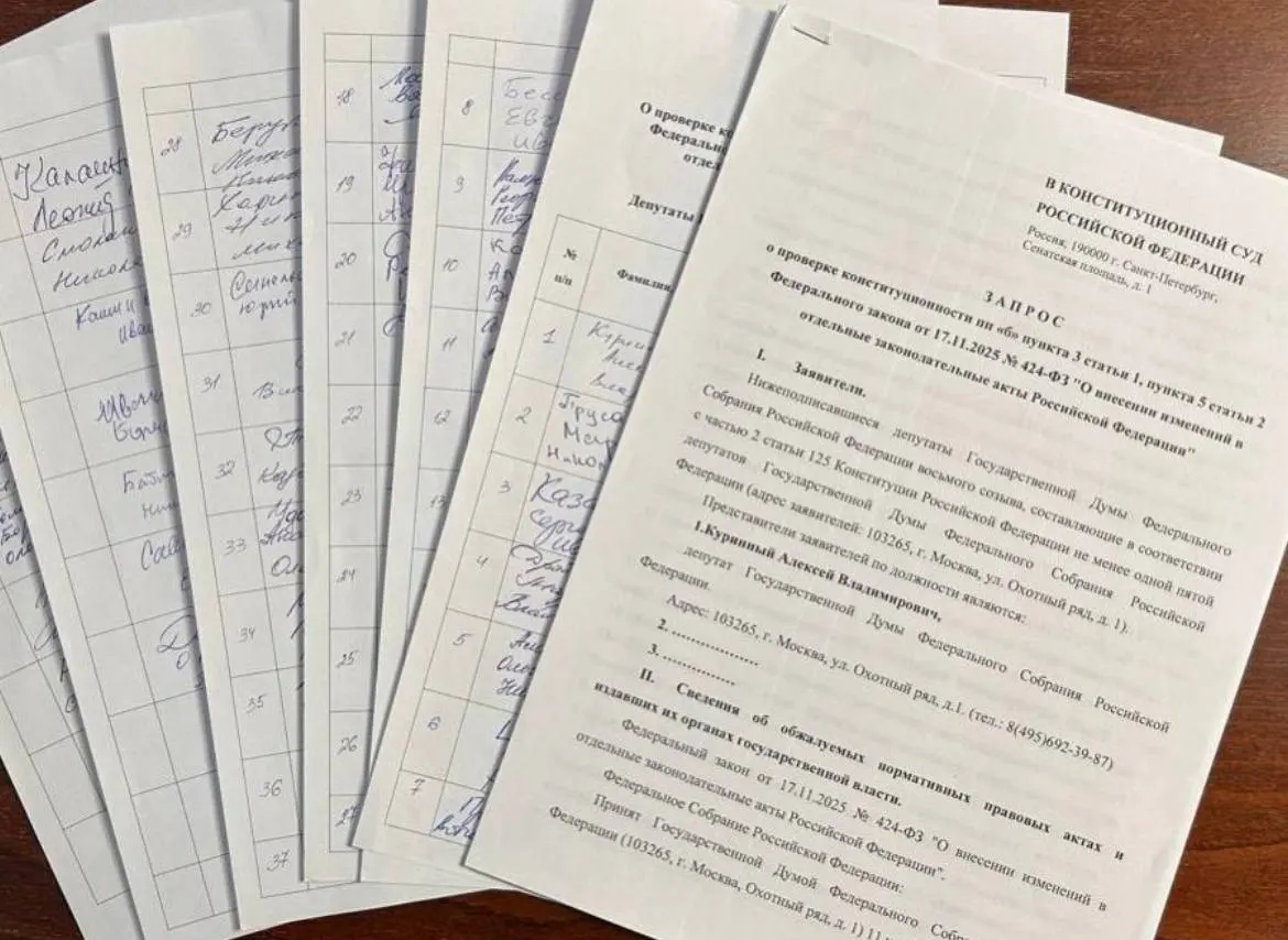 Депутат от Ульяновской области Алексей Куринный собрал 73 подписи коллег для запроса в Конституционный суд о проверке закона об обязательной отработке для студентов‑медиков; для обращения требовалось 90 подписей, и дальнейшая проверка через индивидуальные жалобы может занять полтора года и более.