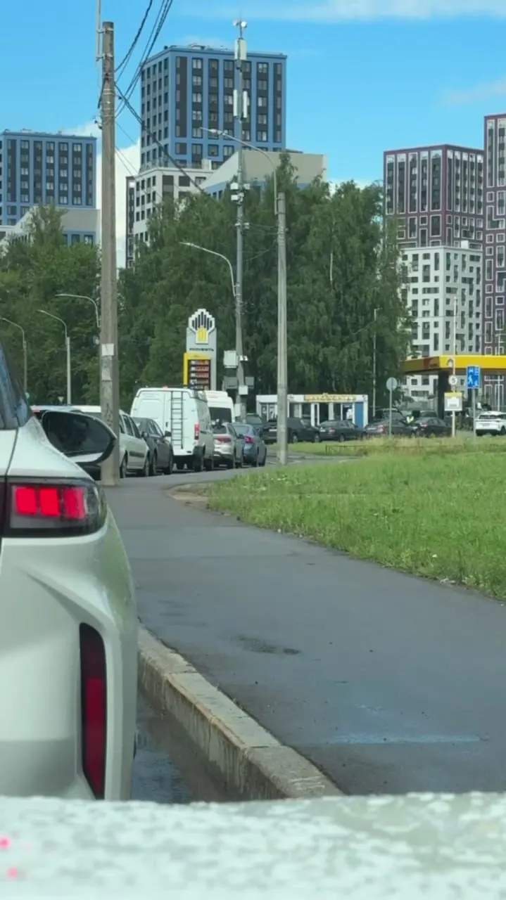 В начале июля водители в Петербурге сообщали о длинных очередях на АЗС — от 15–20 машин до случаев с примерно 50 автомобилями. На многих станциях отсутствует АИ‑95; продажи ограничивают на фоне атак БПЛА на нефтяные объекты.