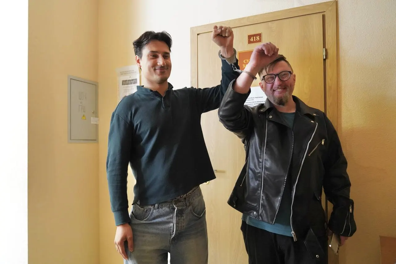 В Санкт-Петербурге задержанных градозащитника Олега Мухина и депутата Ивана Апостолевского доставили в суд. Им вменяют демонстрацию экстремистской символики, предположительно в связи со ссылками на соцсети Meta.