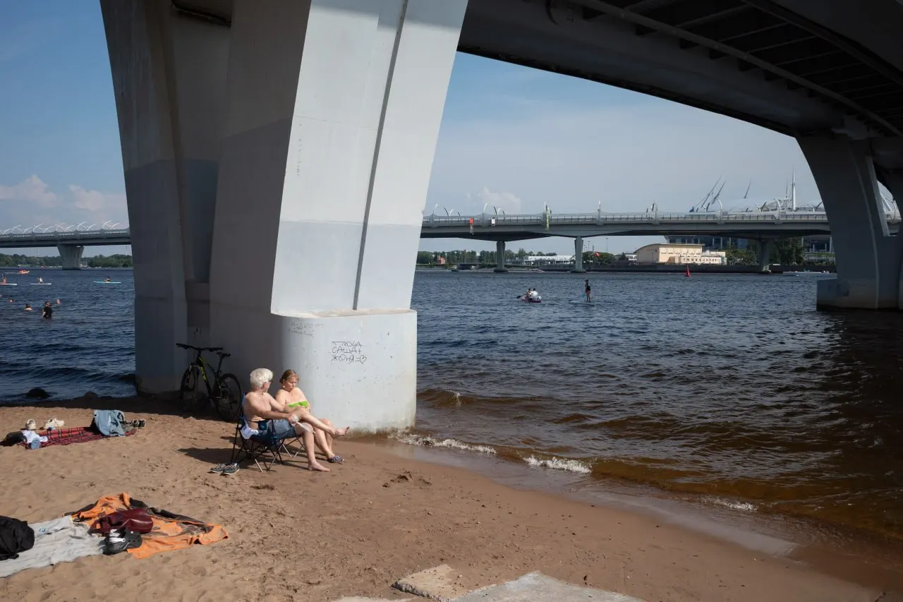 Сегодня и завтра в Санкт-Петербурге ожидается тепло и без осадков — до +25…+27 °C. В Ленинградской области местами возможны кратковременные дожди и грозы; службы продолжают ликвидировать последствия сильного ливня 11 июля.