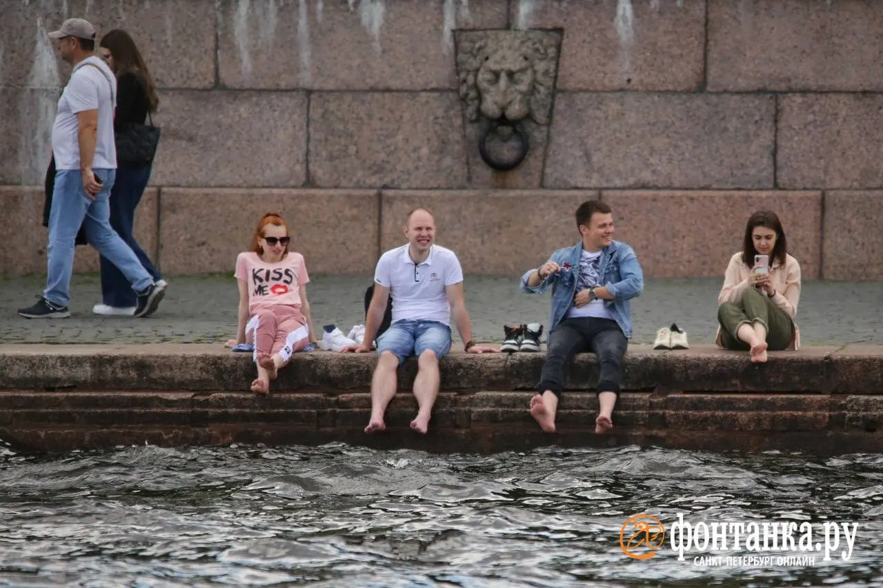 После ночных ливней и гроз сегодня в городе светит солнце; синоптик прогнозирует +27…+29°C в Петербурге и до +30°C по области, ветер северо‑восточный 4–9 м/с.