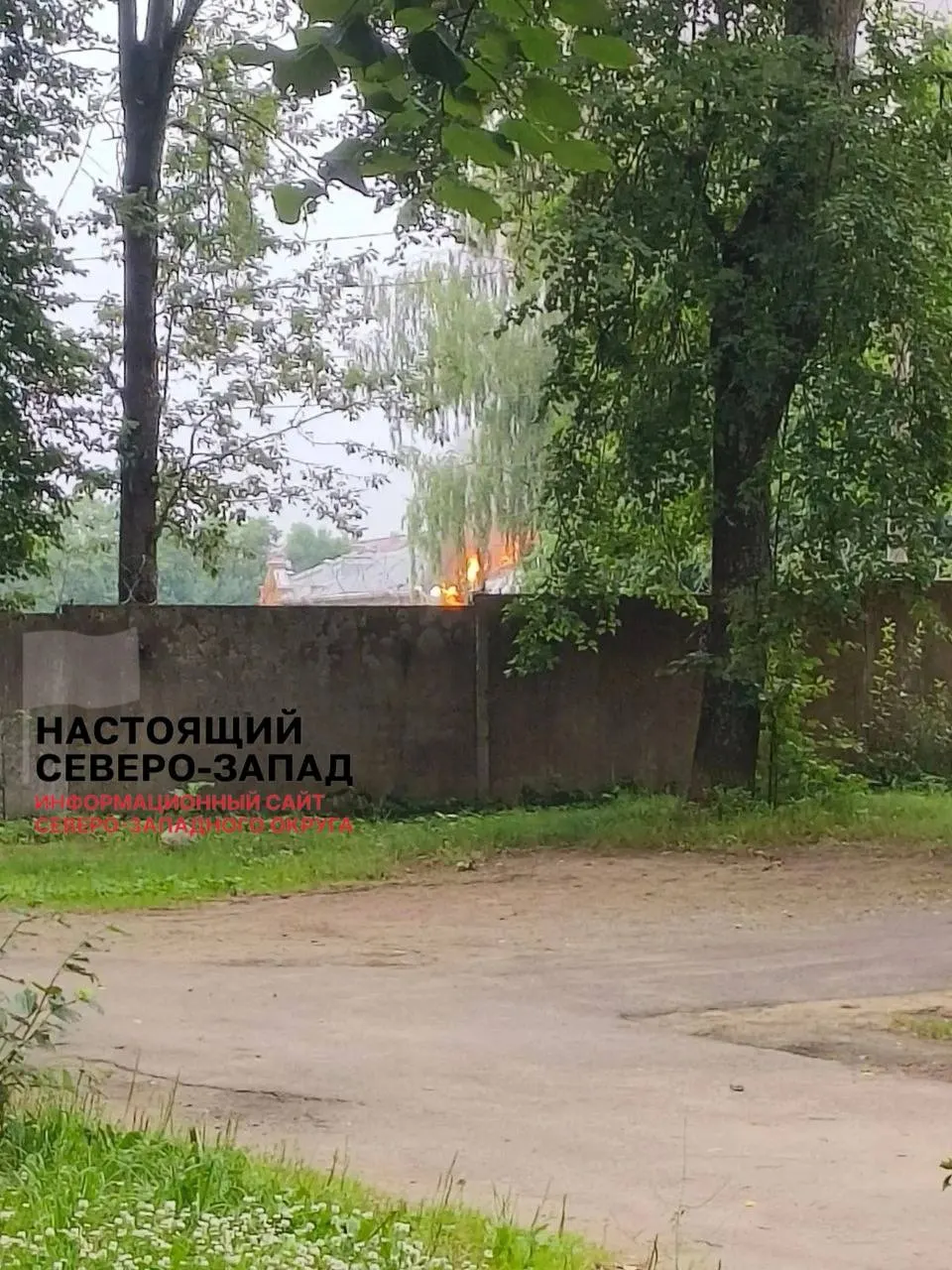 Появилиcь кадры, на которых зафиксированы последствия удара по месту дислокации 26-й ракетной бригады в районе Луги; ранее также сообщалось о повреждениях в портах и на полигоне после атаки беспилотников.