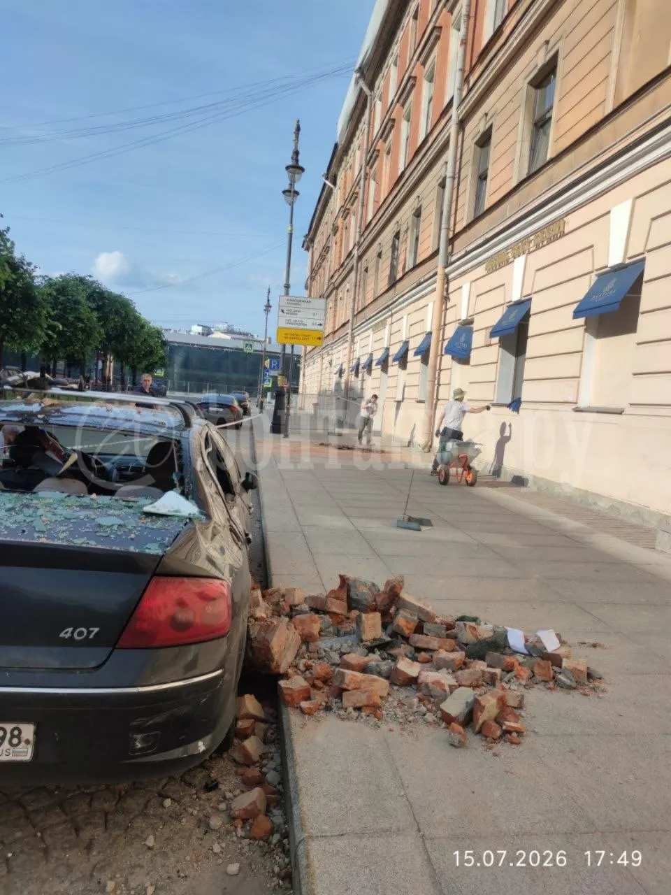Кирпичи отвалились с фасада дома на Большой Конюшенной, 2: пострадал припаркованный автомобиль, ограждения установили только после происшествия.