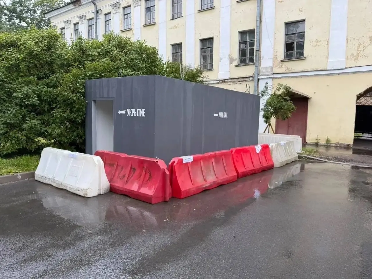 В июле в Кронштадте появились новые «сертифицированные» укрытия от беспилотников — теперь они чёрного цвета с белыми надписями. Их начали устанавливать после июньских атак дронов на город.
