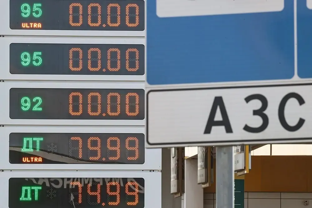 Запущенный 9 июля сервис Сбера позволяет находить АЗС с нужными марками топлива и уже собрал 26 млн пользователей. Платформа охватывает около 29 тысяч станций и обновляет данные на основе обезличенных платежей, развиваясь на фоне серьёзного дефицита бензина в стране.