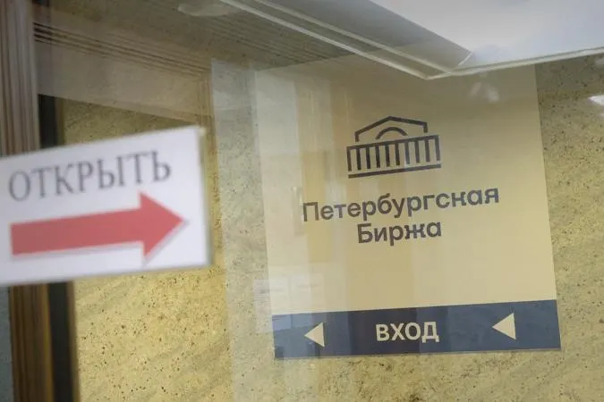 С 21 июля участникам торгов запретят покупать бензин исключительно для последующей перепродажи посредникам: топливо можно будет приобретать для собственных нужд или для заранее указанного конечного получателя. Для железнодорожных поставок обязательно указывать конечного получателя — нарушения повлекут санкции со стороны биржи.