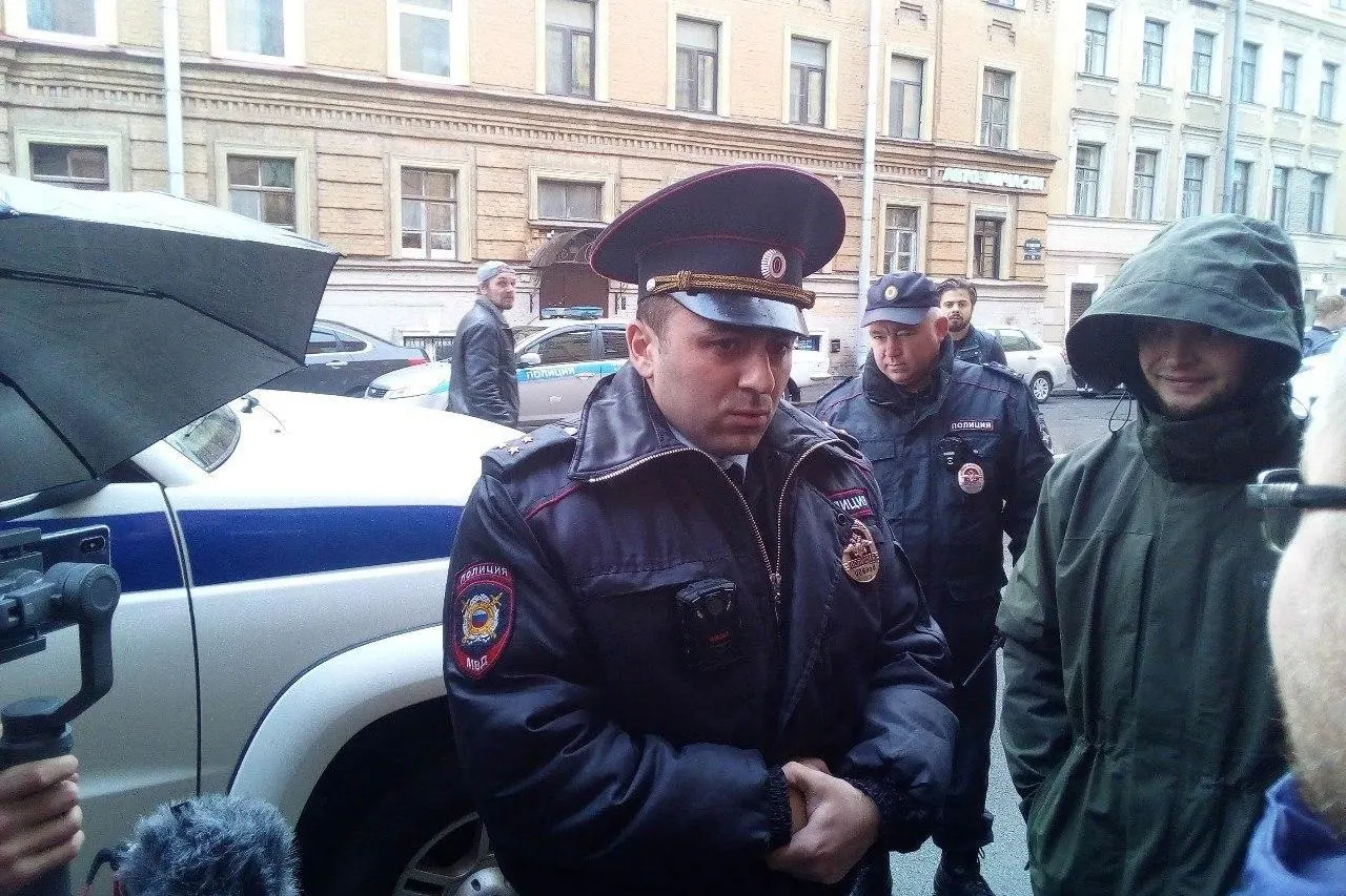 Дзержинский районный суд признал экс‑полицейского виновным в превышении полномочий с применением насилия, назначил условное лишение свободы и запрет на работу в органах правопорядка почти на два года.