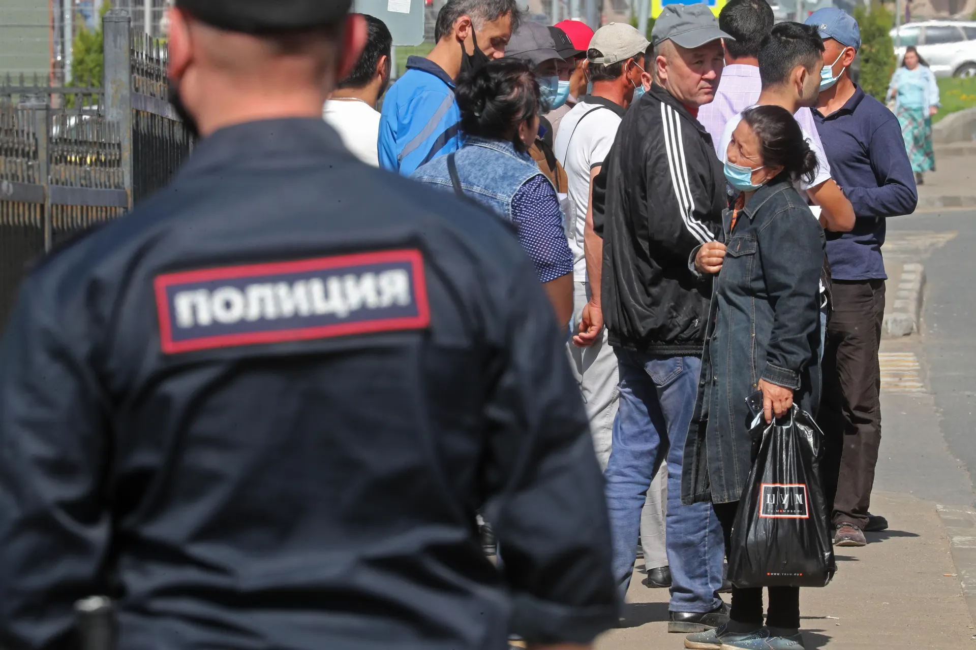 Правительство подготовило поправки к закону о депортации: в список нарушений, при которых будет обязательно выдворение, предлагают включить дискриминацию и неповиновение законному требованию пограничника.
