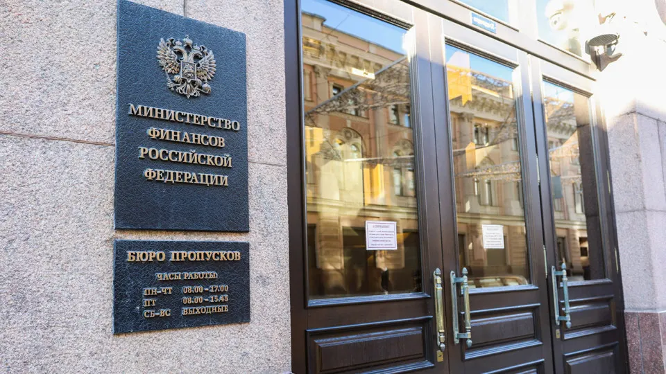 Аналитики ЦМАКП предупреждают, что за время войны долговая нагрузка и расходы на обслуживание госдолга значительно выросли — при высоких ставках это превращает бюджет в долговую спираль и создаёт серьёзные риски для публичных финансов.