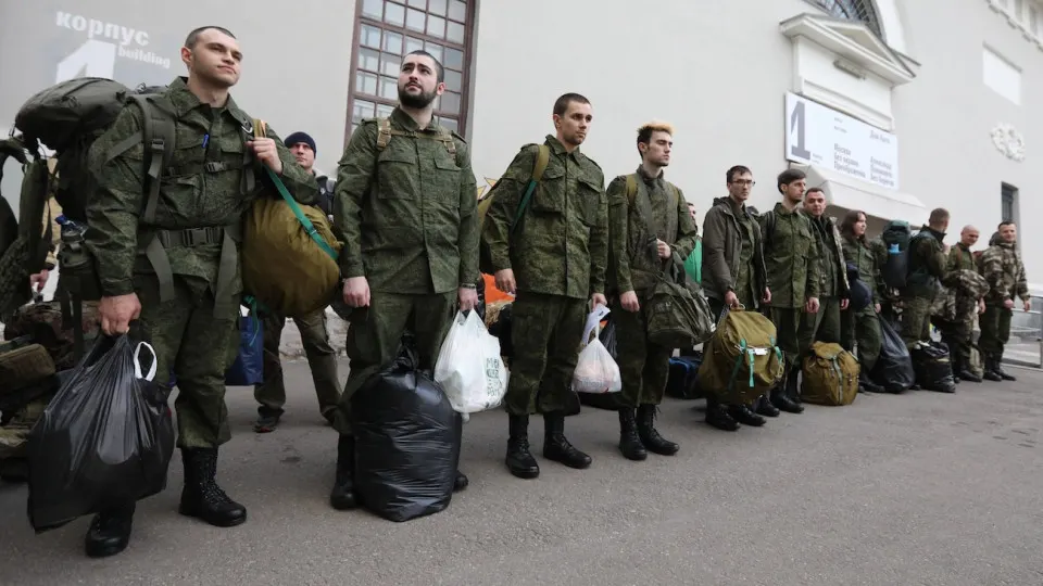 На популярных сайтах вакансий опубликовано более 2,5 тыс. объявлений для специалистов по воинскому учёту и мобподготовке — значительный рывок по сравнению с предыдущими годами, особенно в Москве и крупных городах.