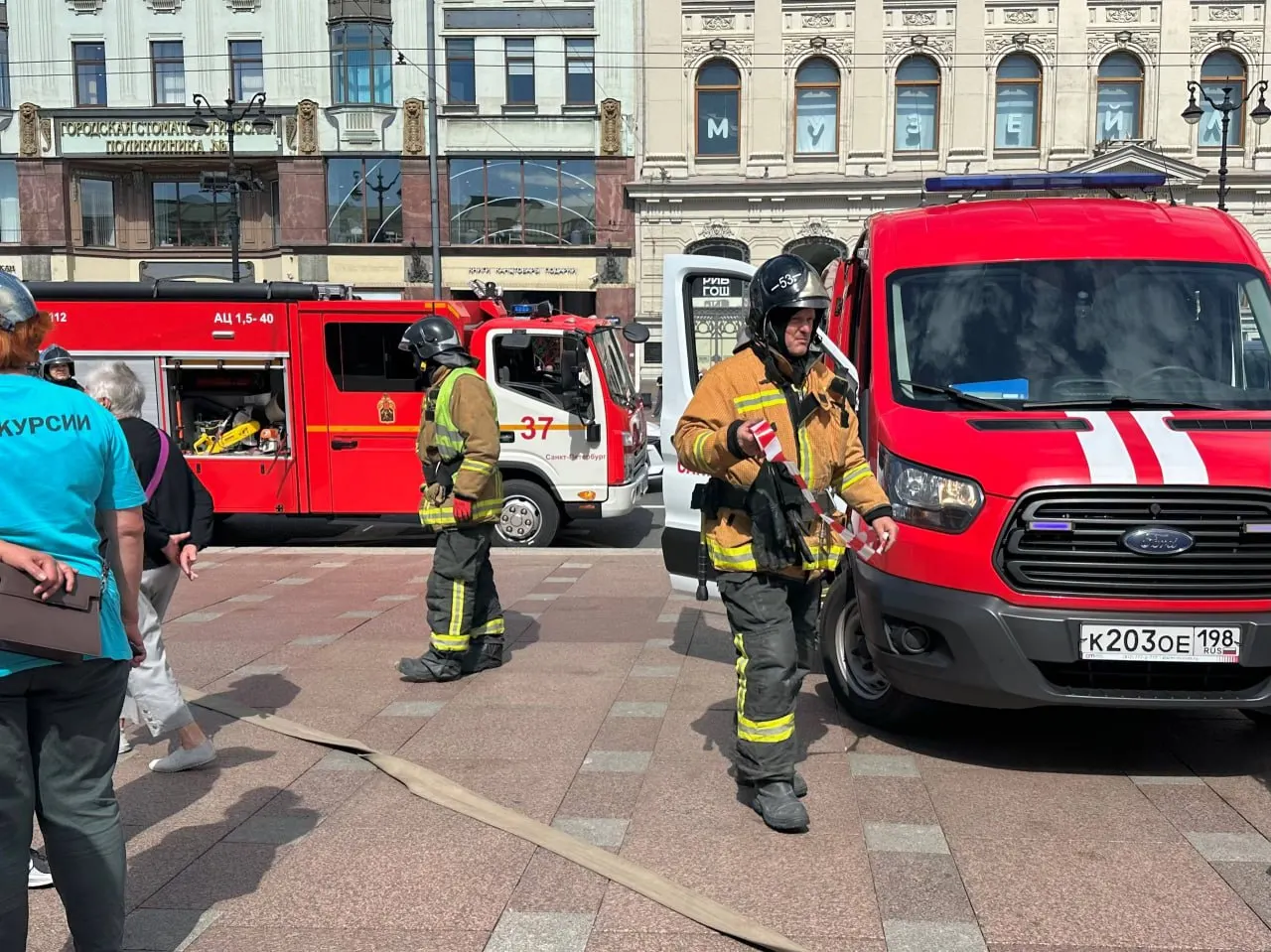 Пресс-служба петербургского метрополитена сообщила о временном закрытии станции у «Гостиного двора» из‑за задымления. Открытие обещают после проветривания; движение на двух линиях не нарушено.