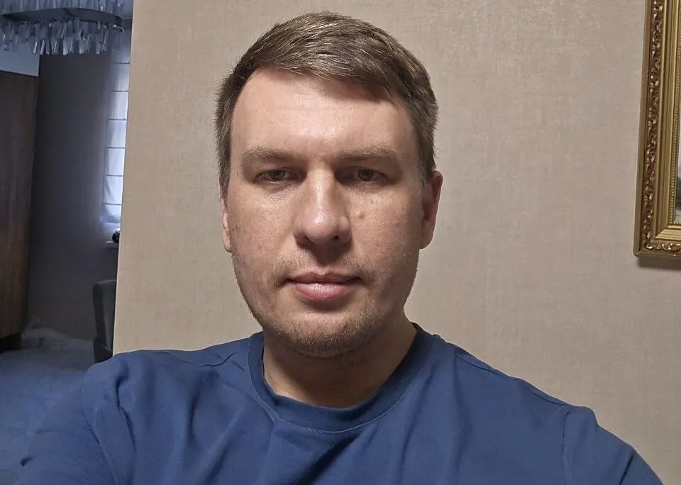 Адвокат не уточняет причин и сроков перевода блогера в психиатрический центр; ранее он уже проходил госпитализацию после критики властей.