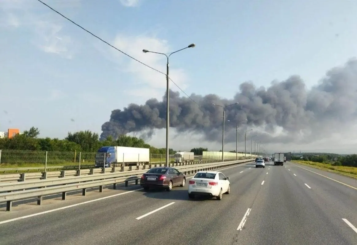 В Коледине под Подольском после ночного удара беспилотников загорелся склад логистической компании 3PL; рядом расположен крупный распределительный центр Wildberries. По всей России фиксируются падения дронов, пожары и повреждения объектов разного назначения.